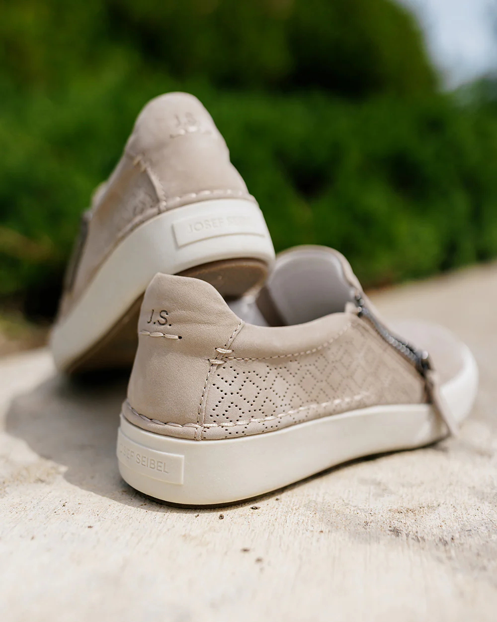 Claire 35 - Image 6